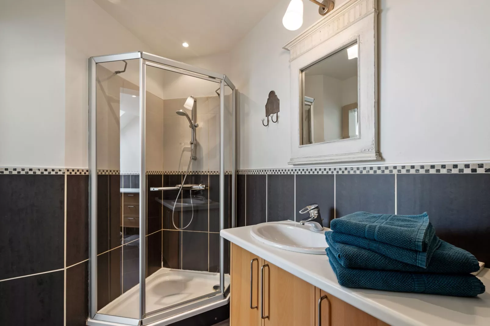 Le Rendez Vous-Bathroom