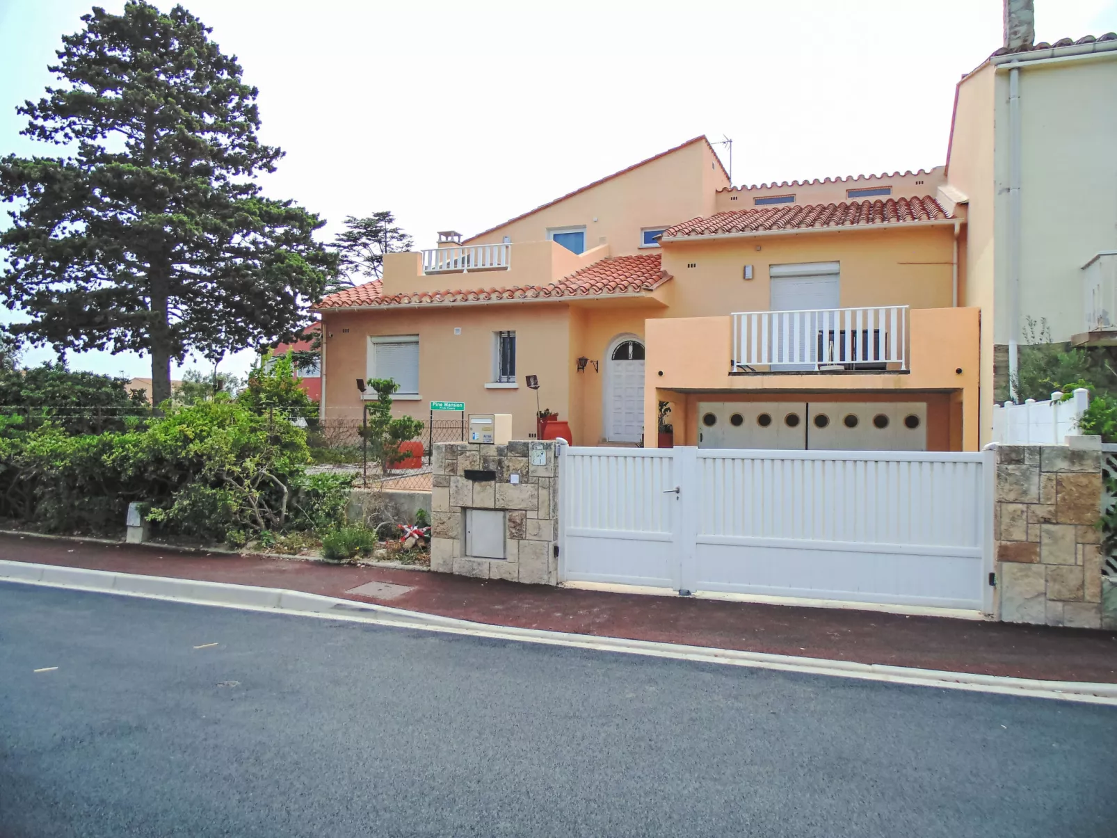 Pine's Mansion-Outside