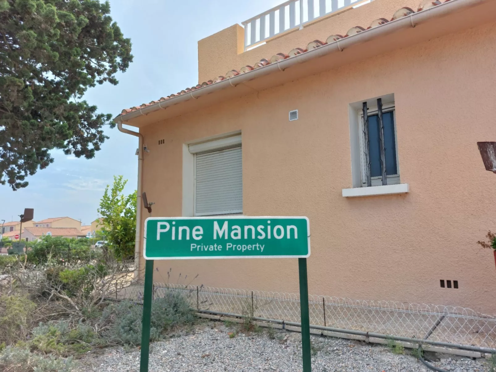 Pine's Mansion-Outside