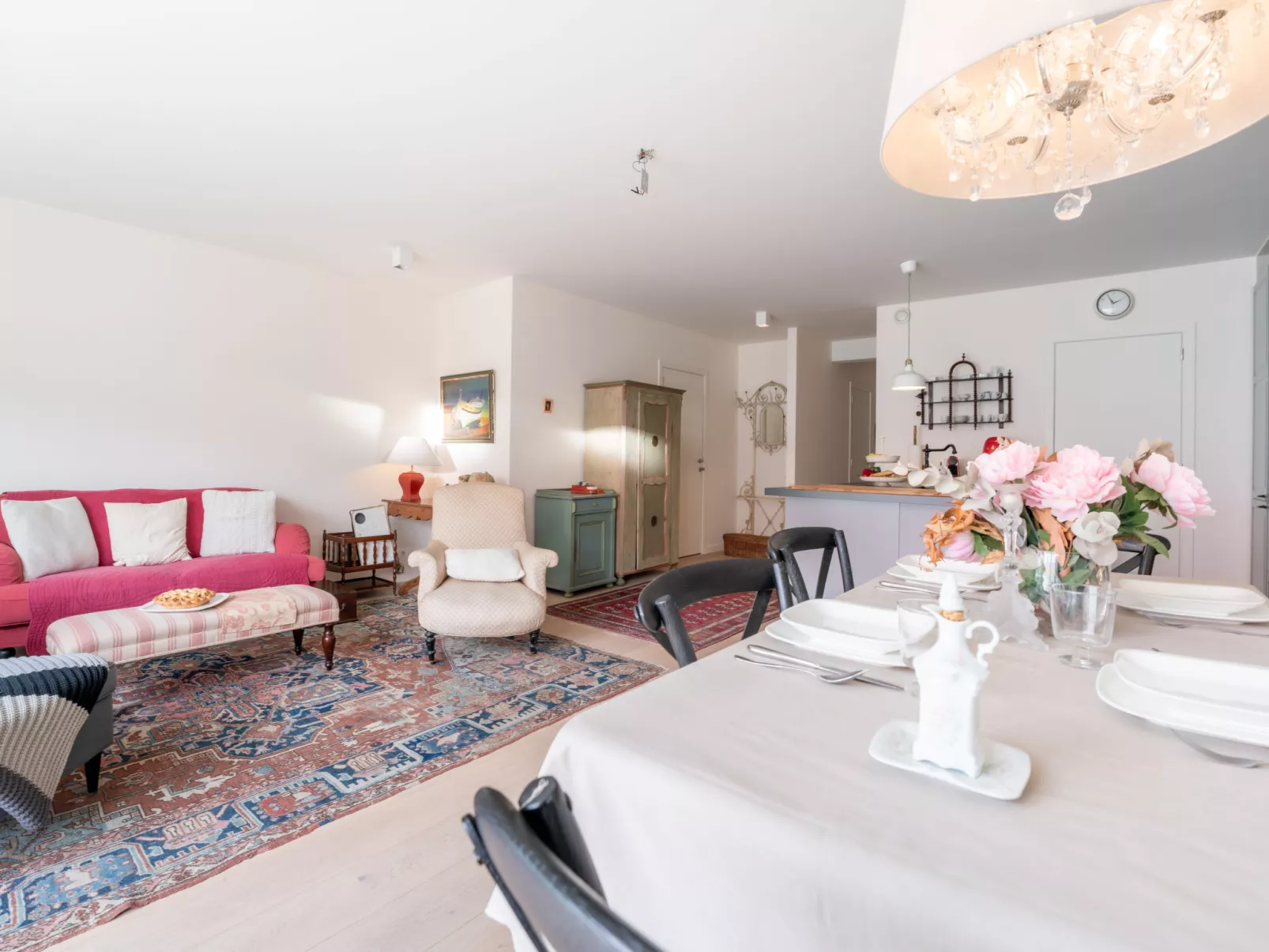 Lucette quiet but central-Inside