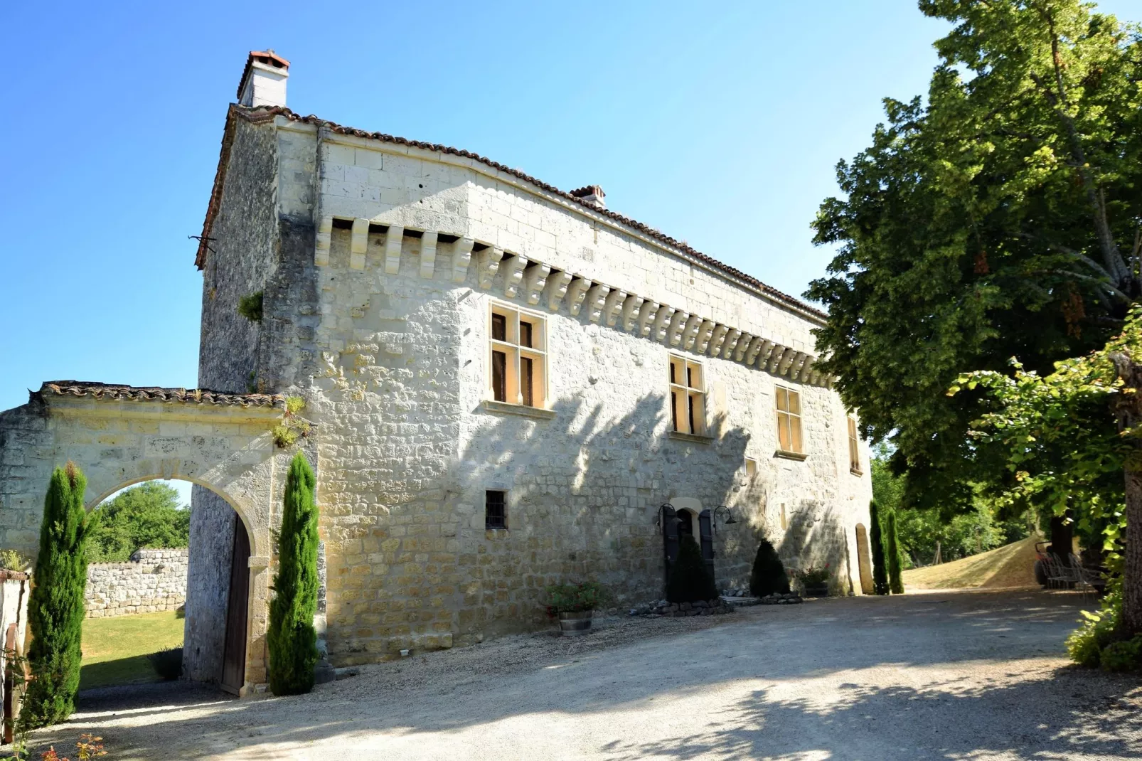 Chateau de Plèneselve 26P-Außenbereich Sommer
