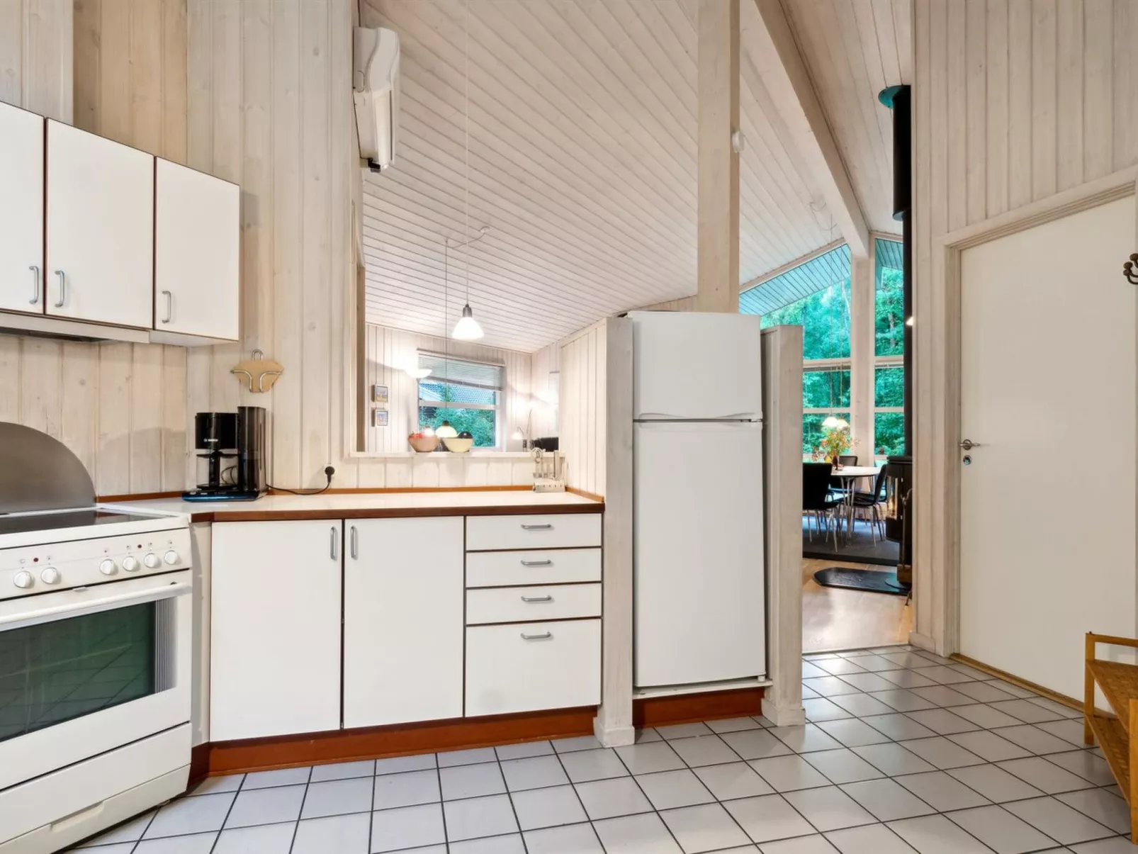"Emmie" - 1.2km from the sea-Inside