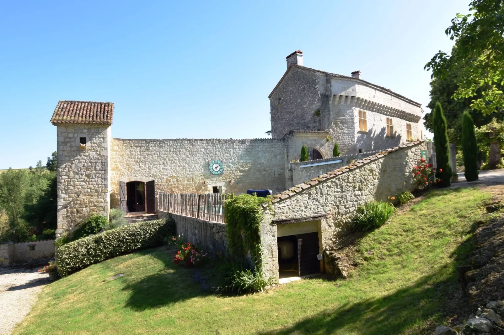 Chateau de Plèneselve 26P-Außenbereich Sommer