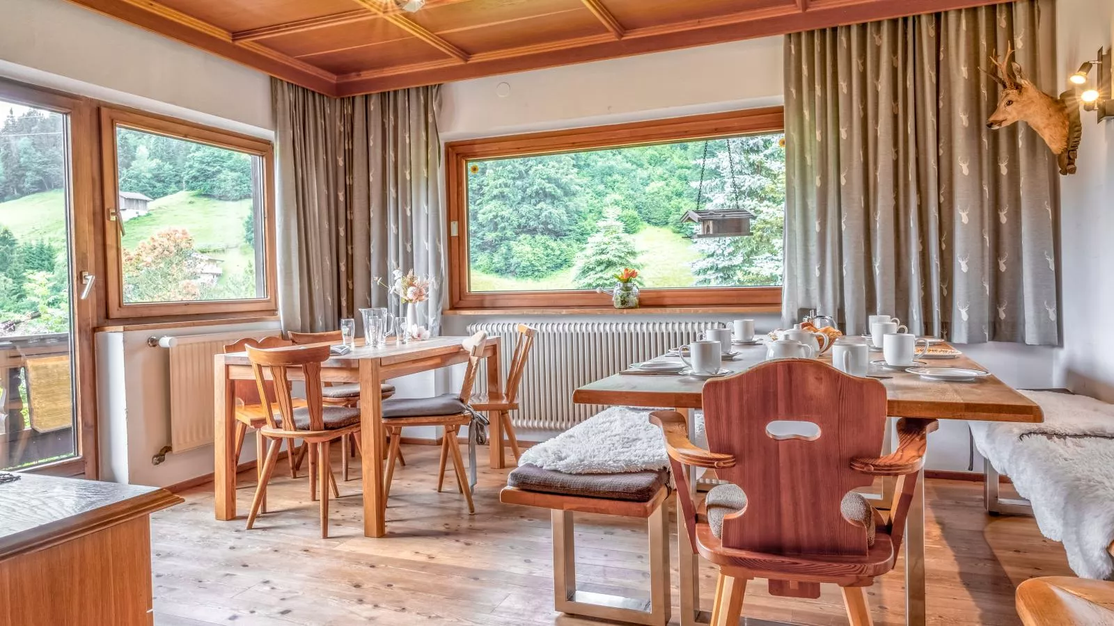 Platzhirsch Small-Dining room