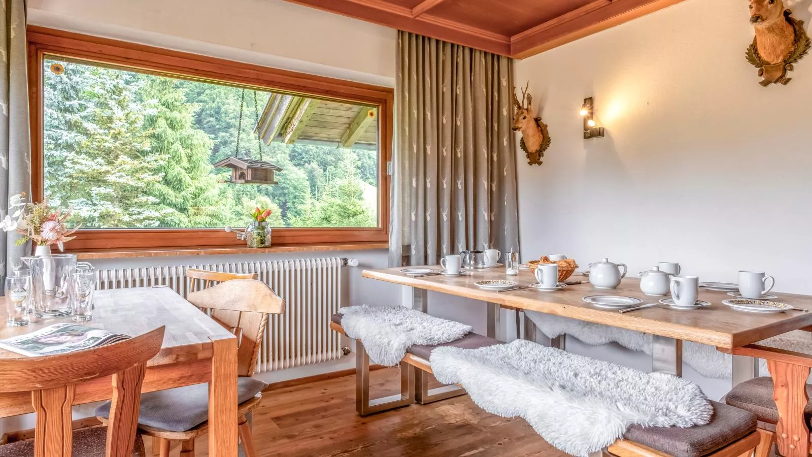 Platzhirsch Small-Dining room