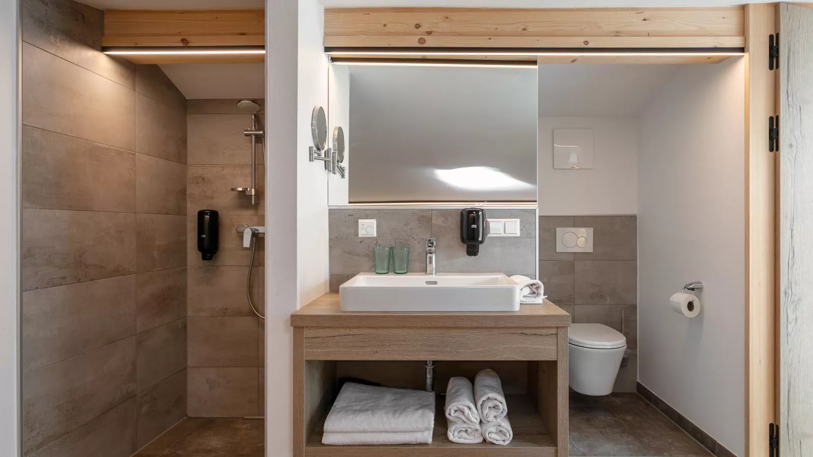 Apart33 Top 1-31 Split-level-Bathroom
