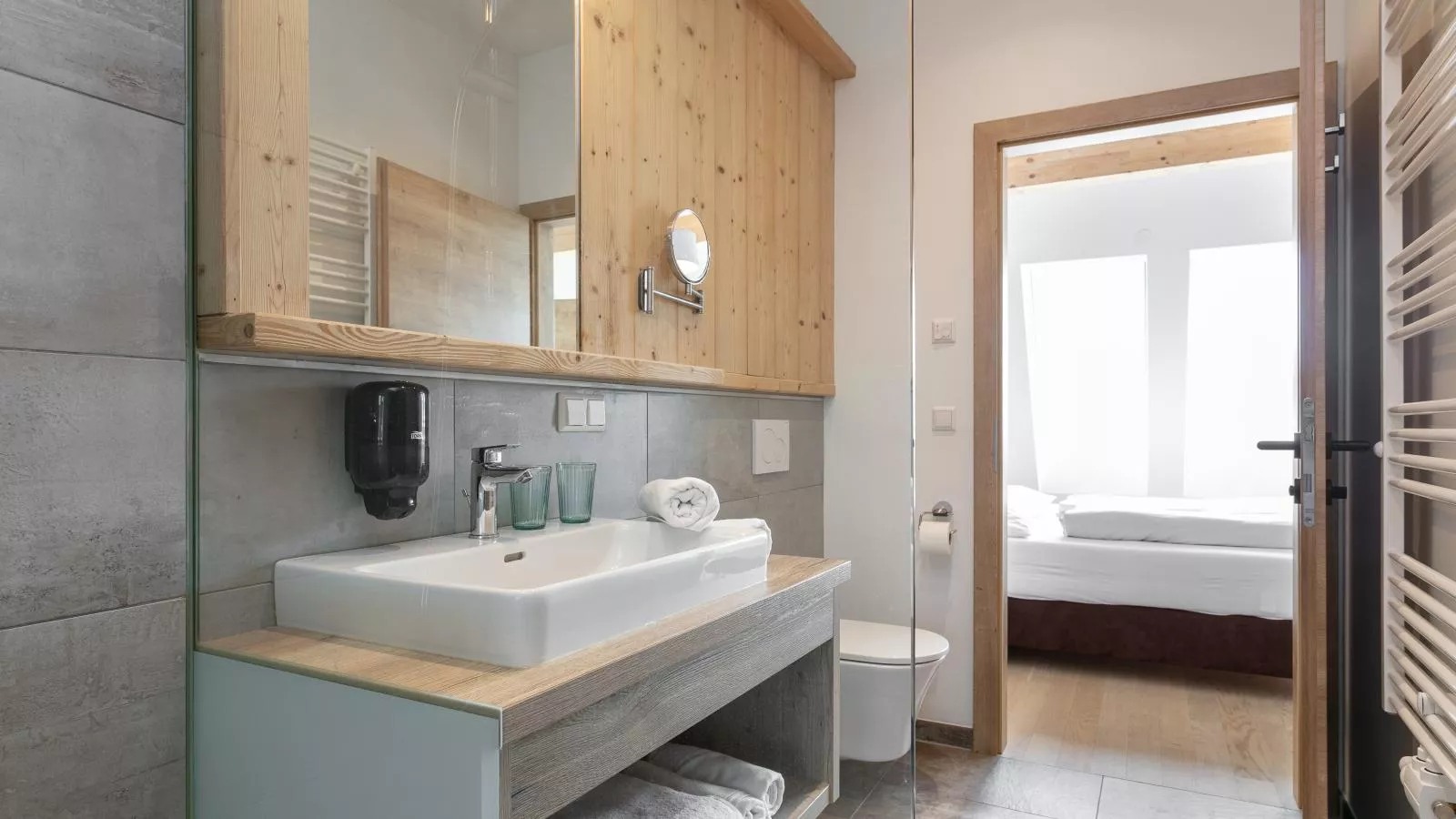 Apart33 Top 1-31 Split-level-Bathroom