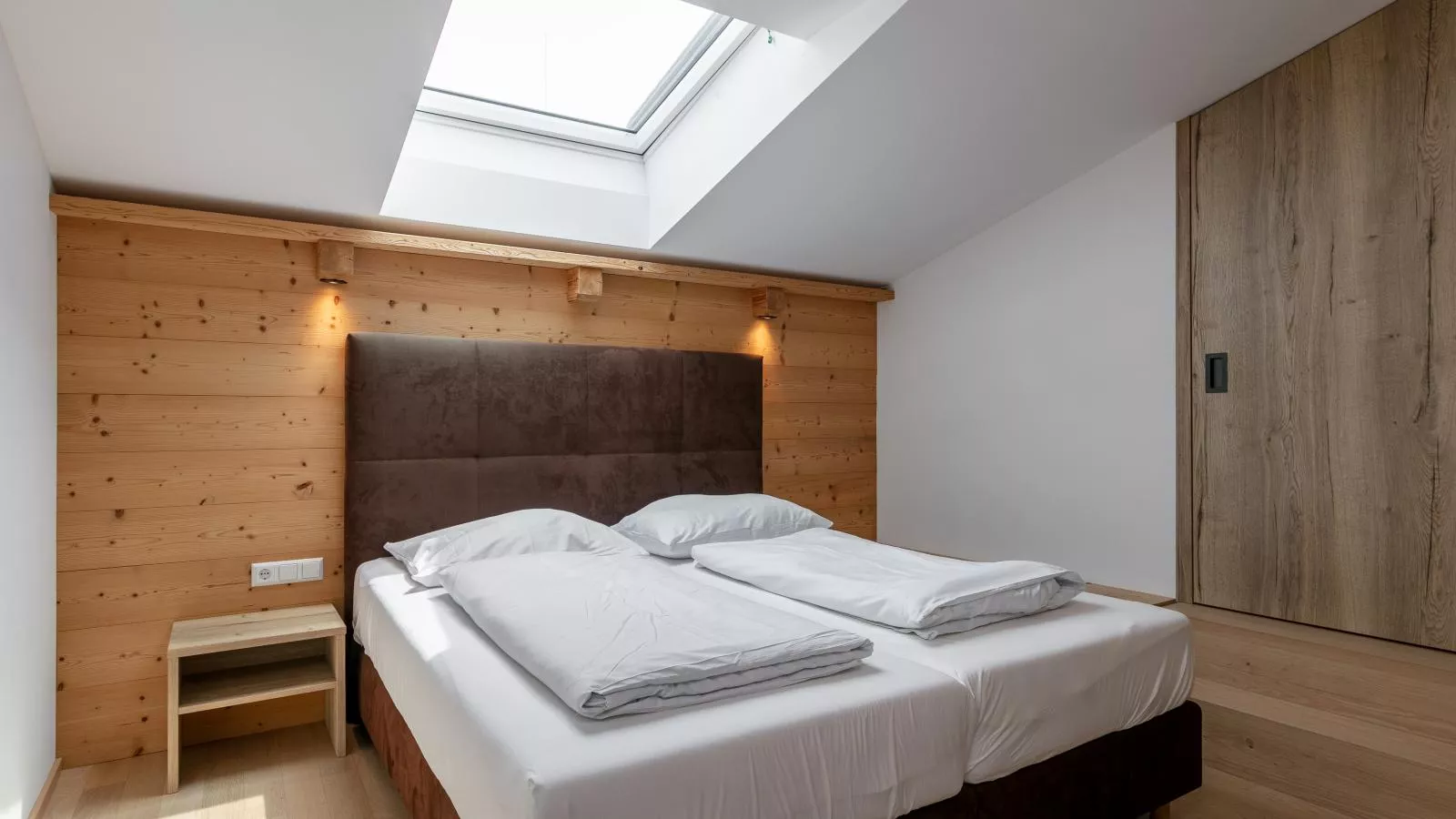Apart33 Top 1-31 Split-level-Bedroom