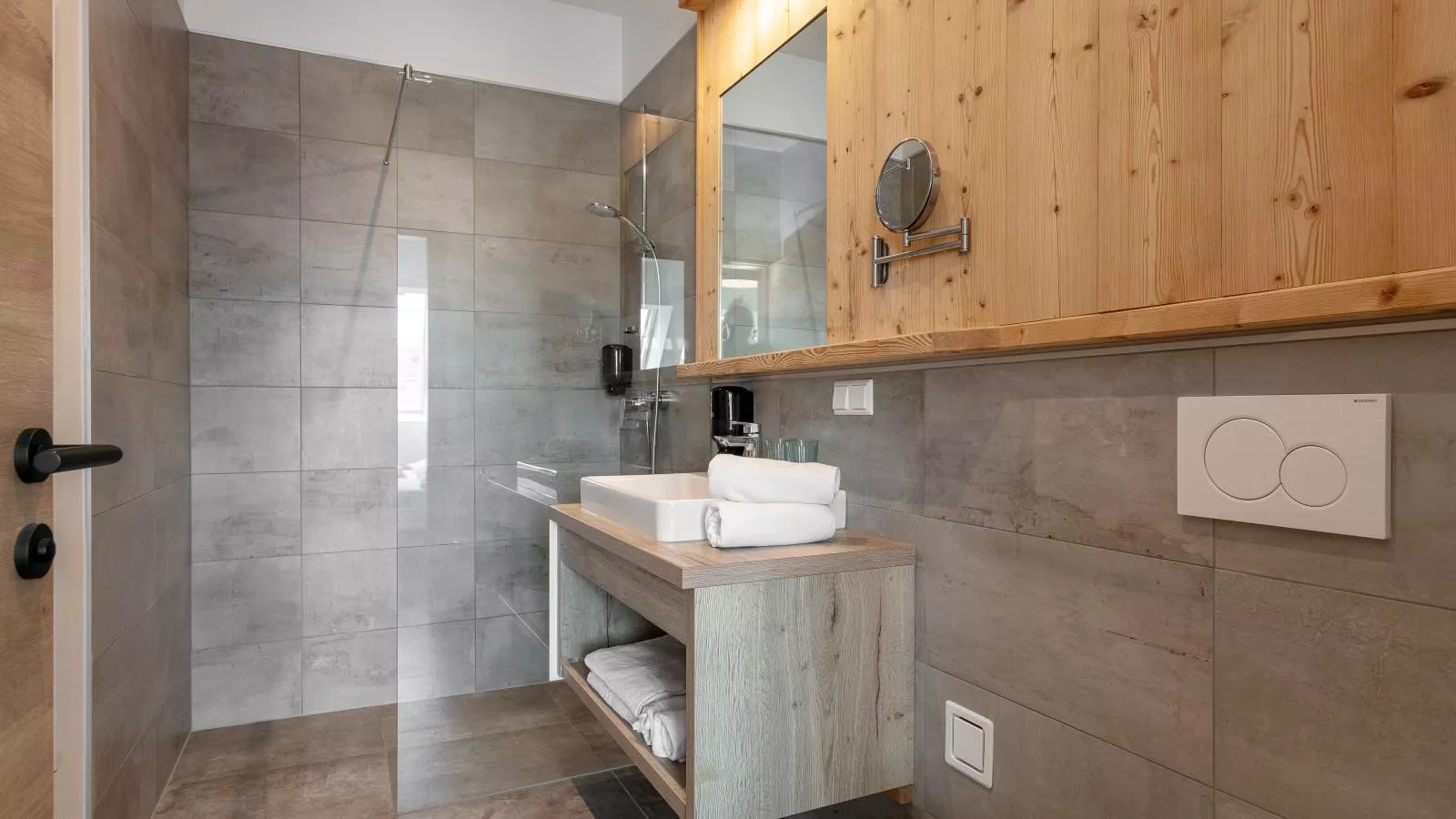 Apart33 Top 1-31 Split-level-Bathroom