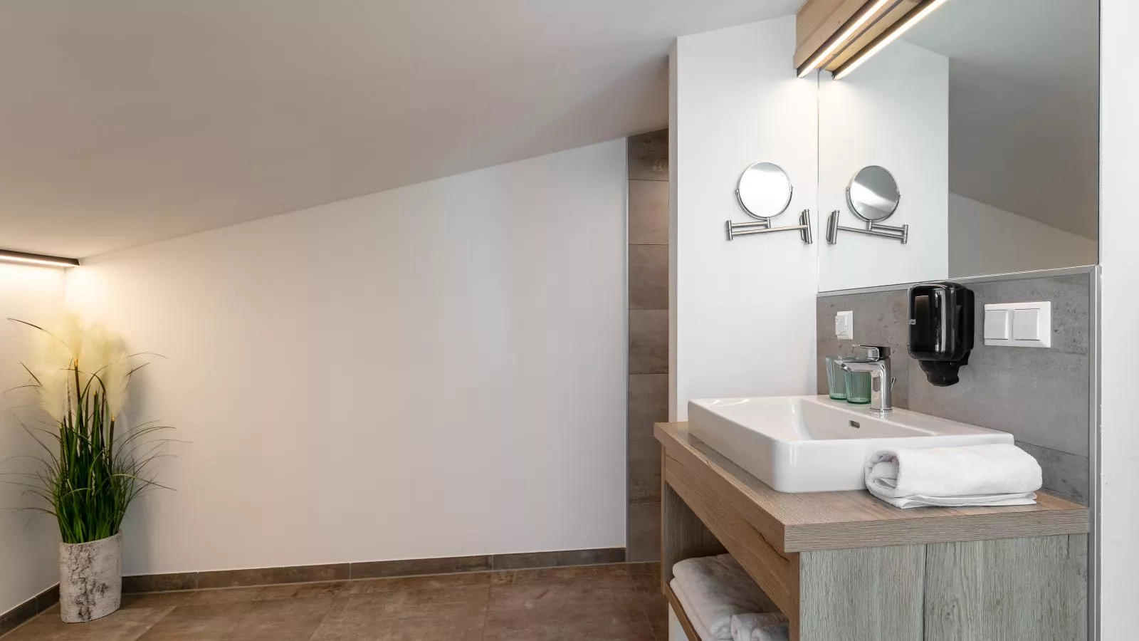 Apart33 Top 1-31 Split-level-Bathroom