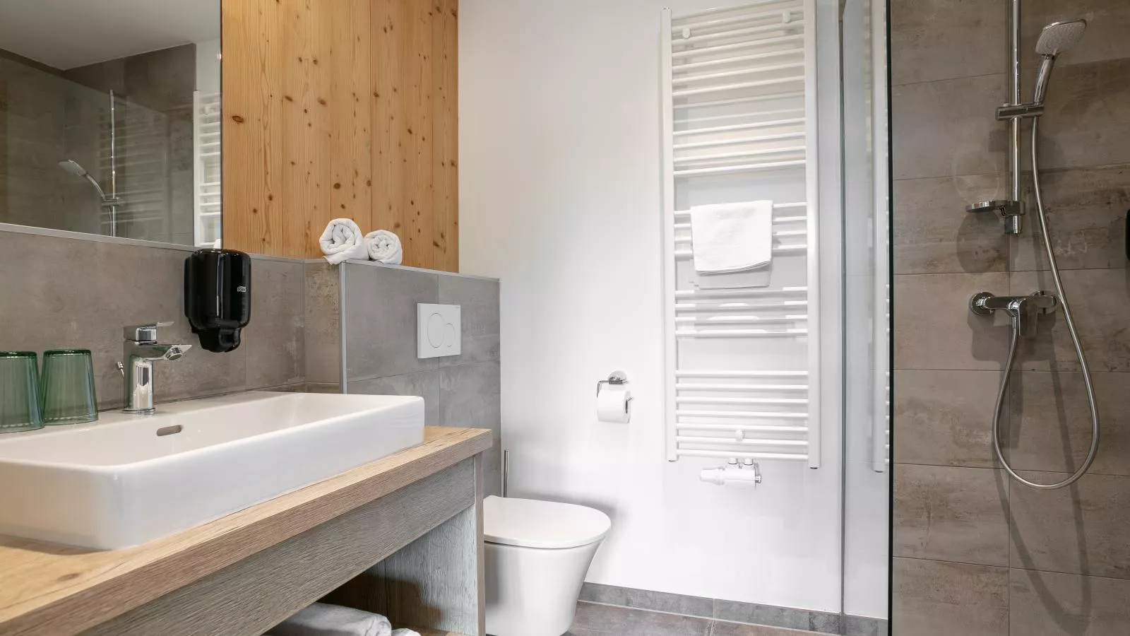 Apart33 Top 2-16-Bathroom