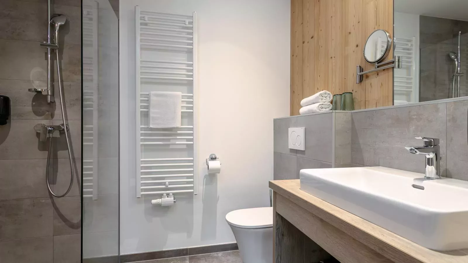 Apart33 Top 2-2-Bathroom
