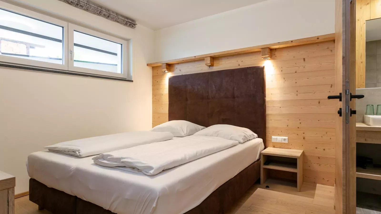 Apart33 Top 2-2-Bedroom