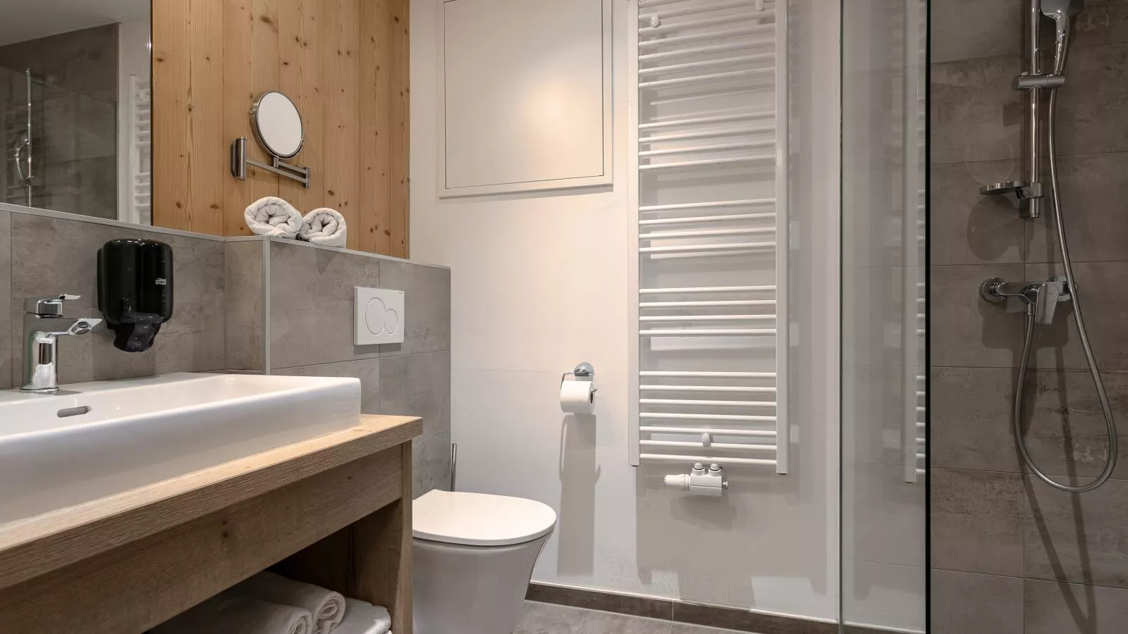 Apart33 Top 2-2-Bathroom