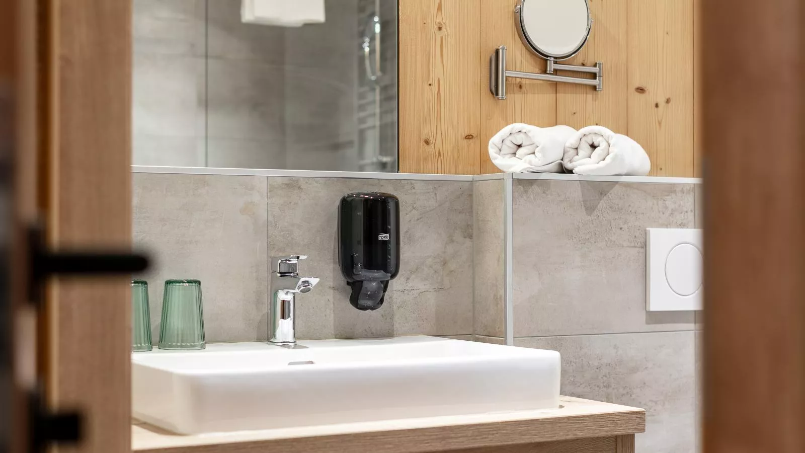 Apart33 Top 2-2-Bathroom