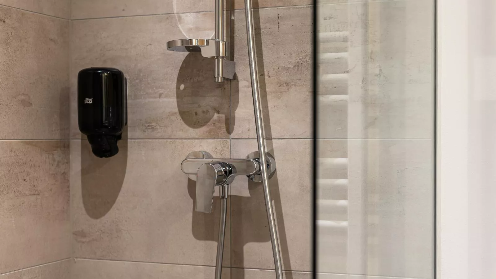 Apart33 Top 2-2-Bathroom