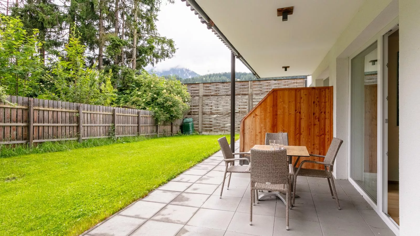Apart33 Top 2-2-Terrace balcony
