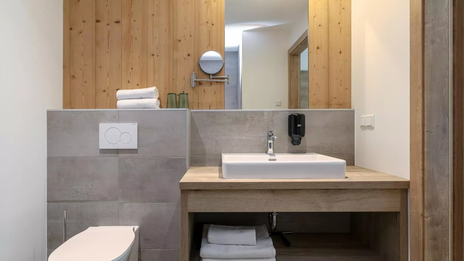 Apart33 Top 2-2-Bathroom