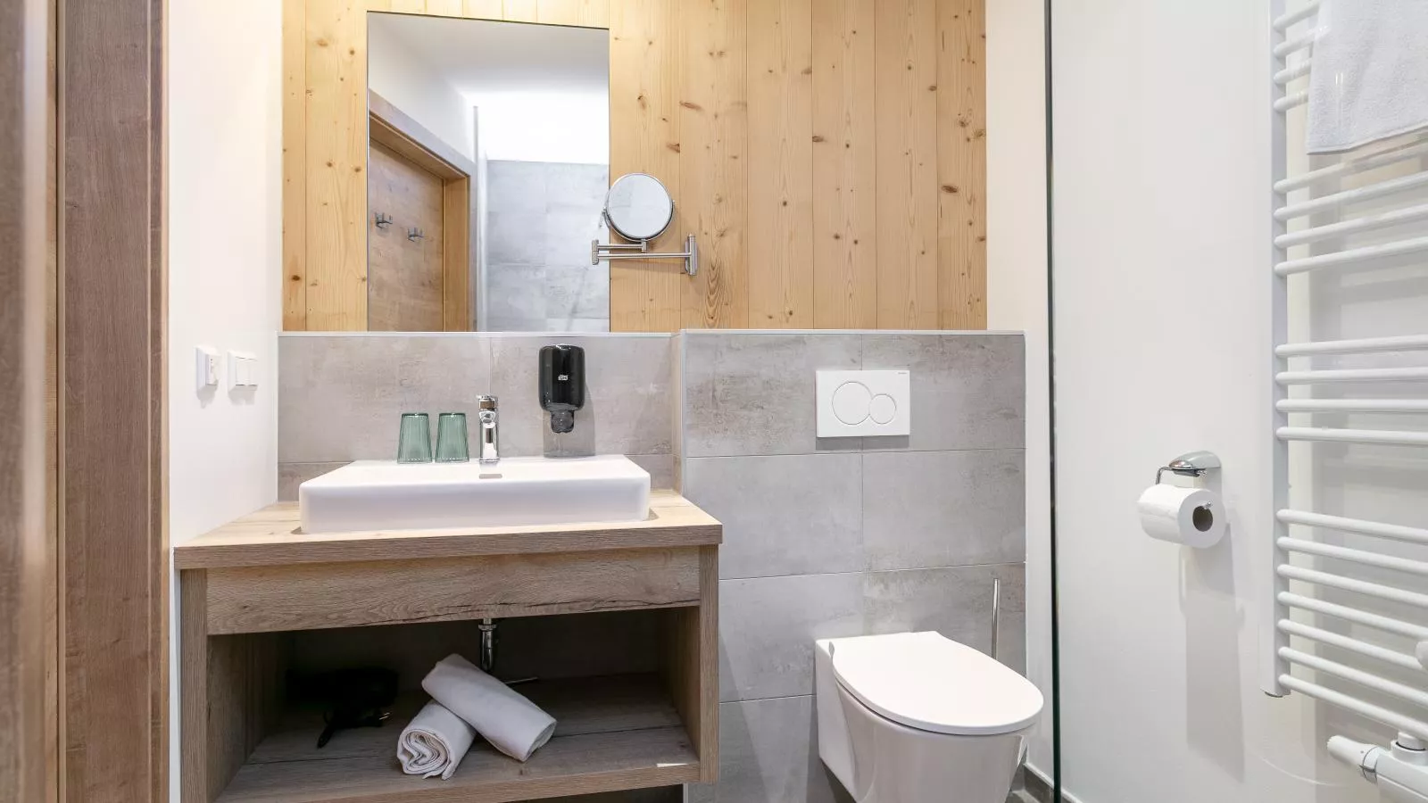 Apart33 Top 2-3B-Bathroom