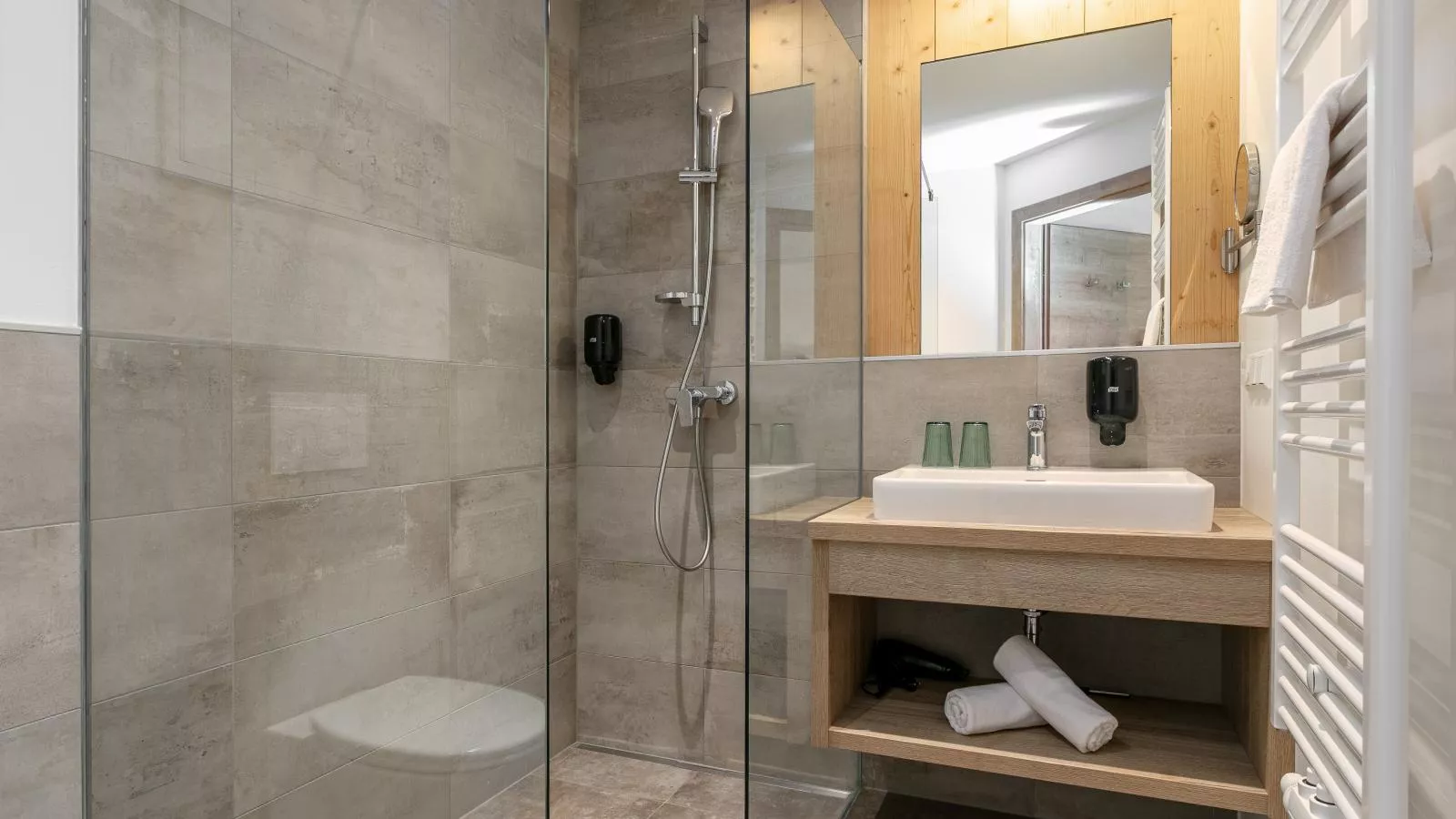 Apart33 Top 2-3B-Bathroom