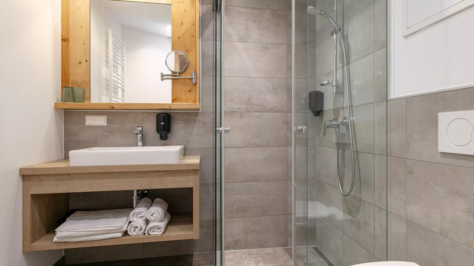 Apart33 Top 1-22-Bathroom