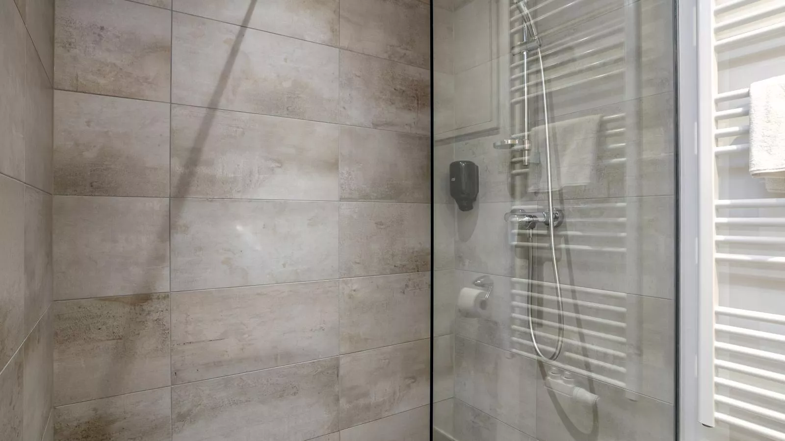 Apart33 Top 2-9-Bathroom