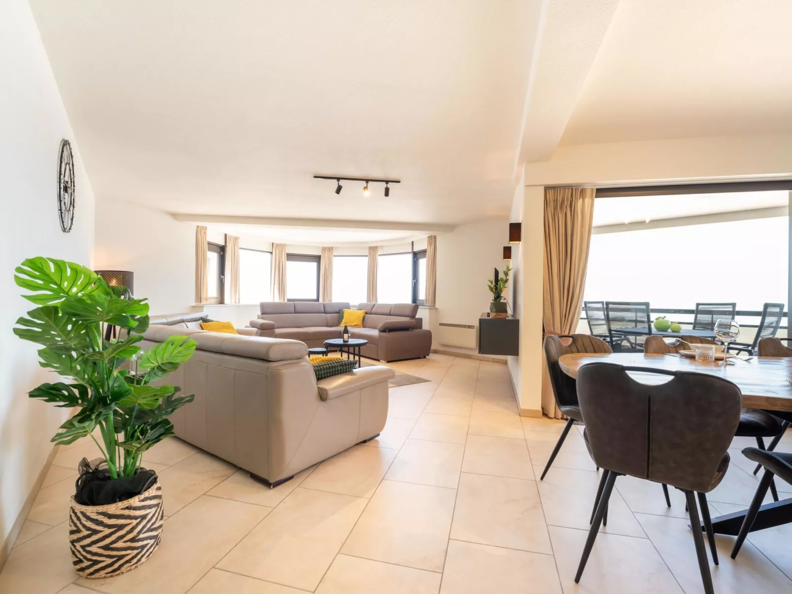 Aqua Vista with parking and seaview-Dedans