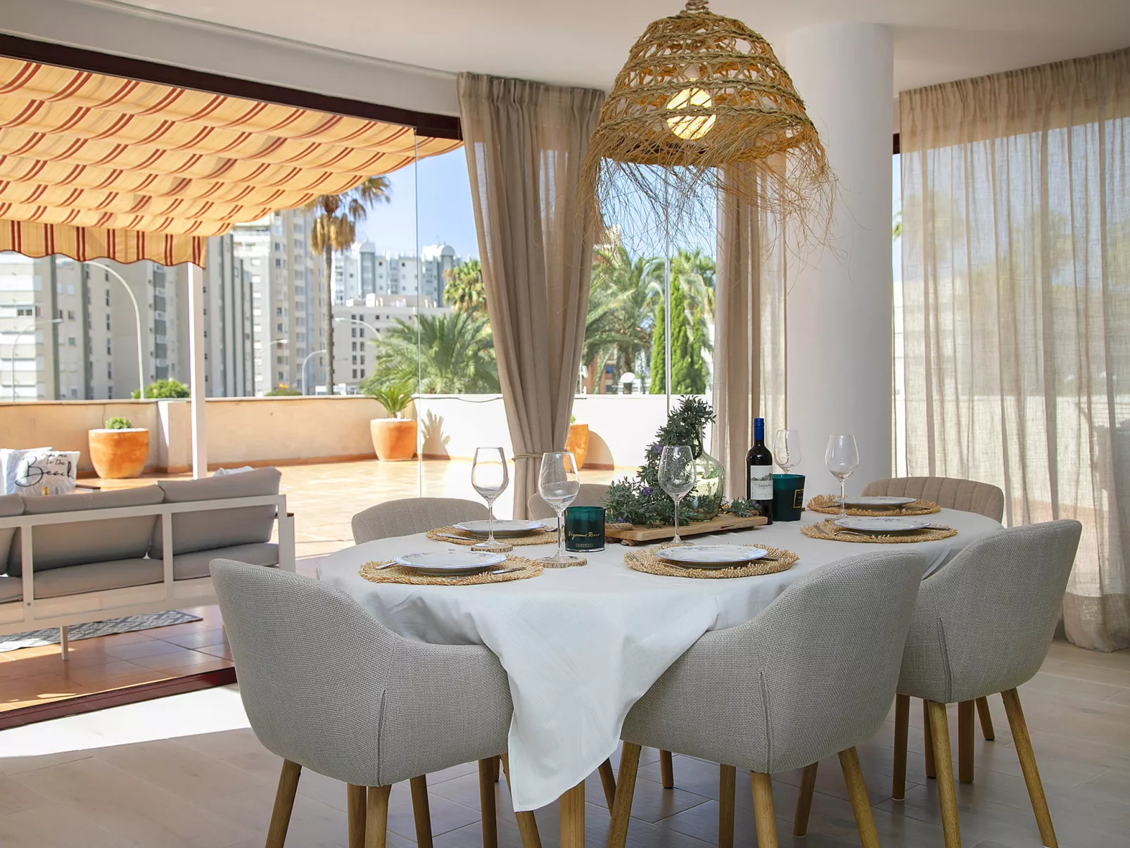 Coral Beach-Inside