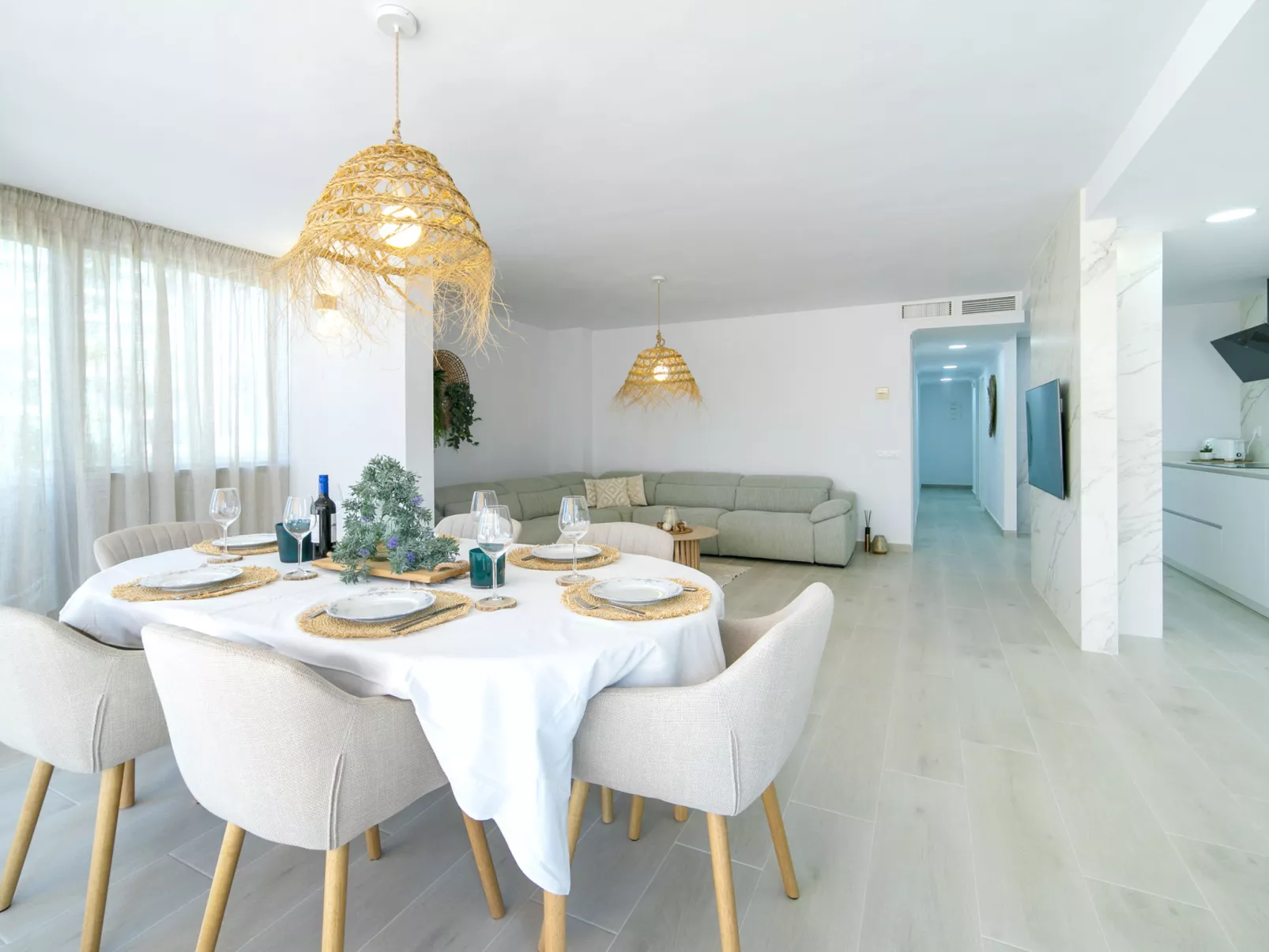 Coral Beach-Inside