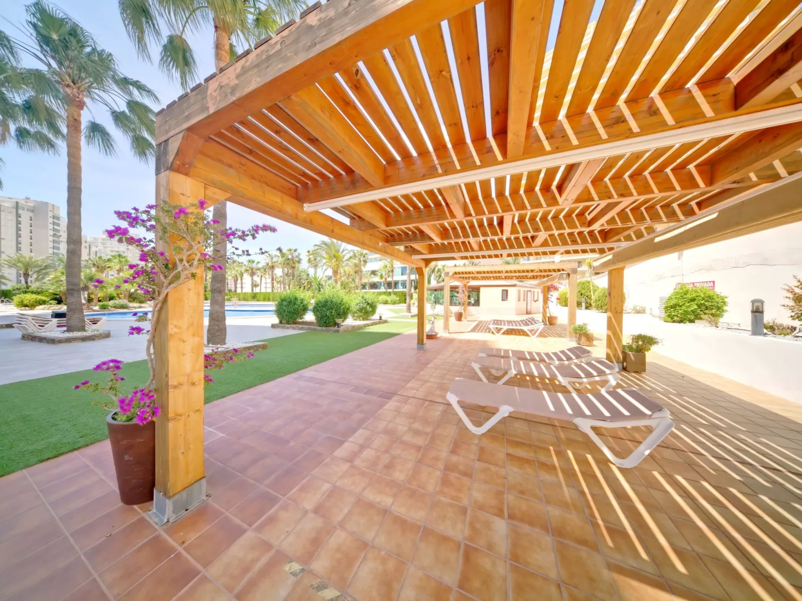Coral Beach-Outside