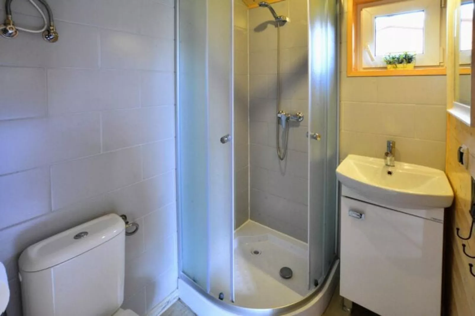 Domek całoroczny starszy TYP A Ustronie Morskie-Bathroom