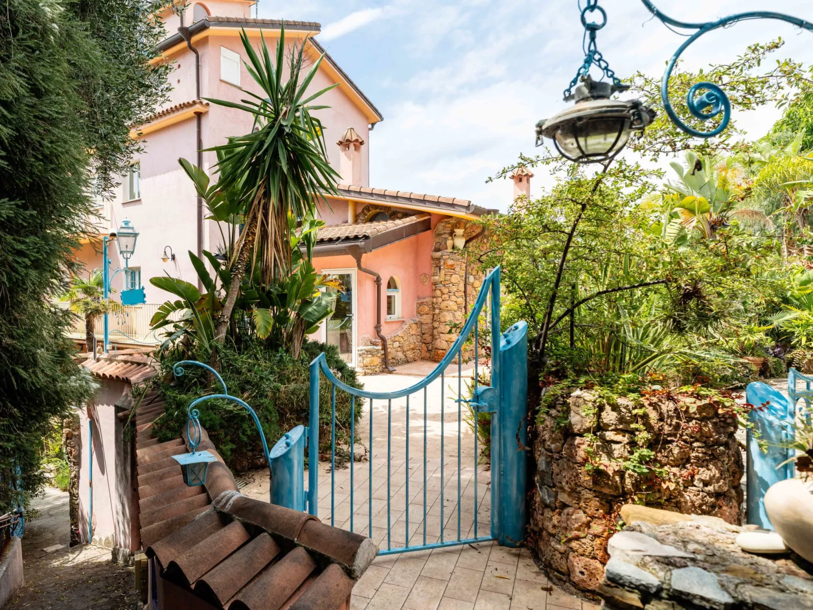 Melograno-Outside