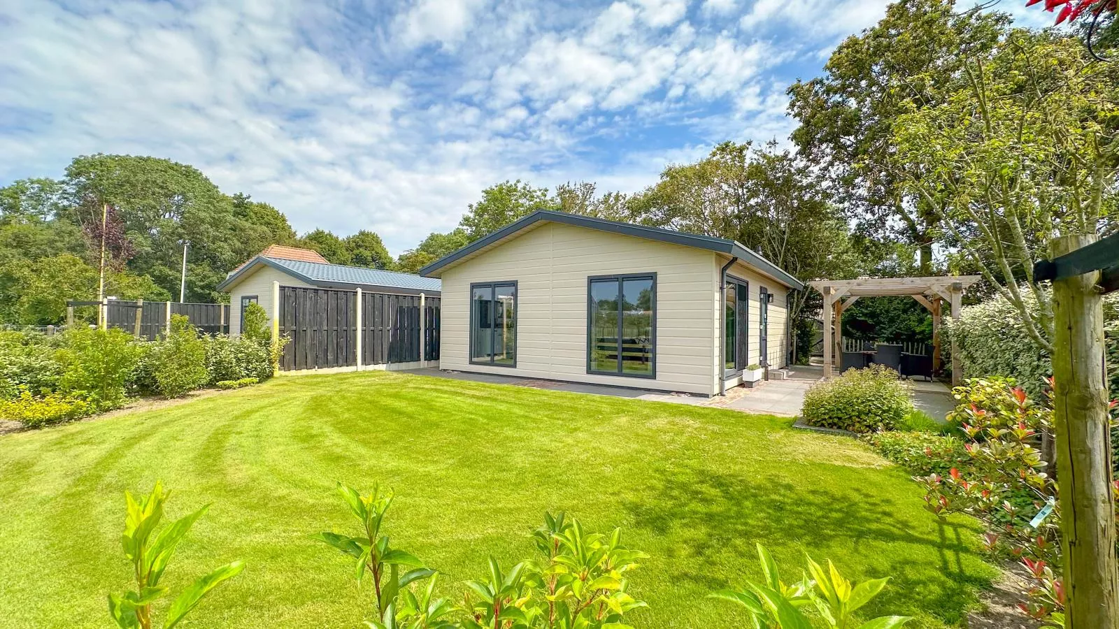 De Huismus-Exterior summer