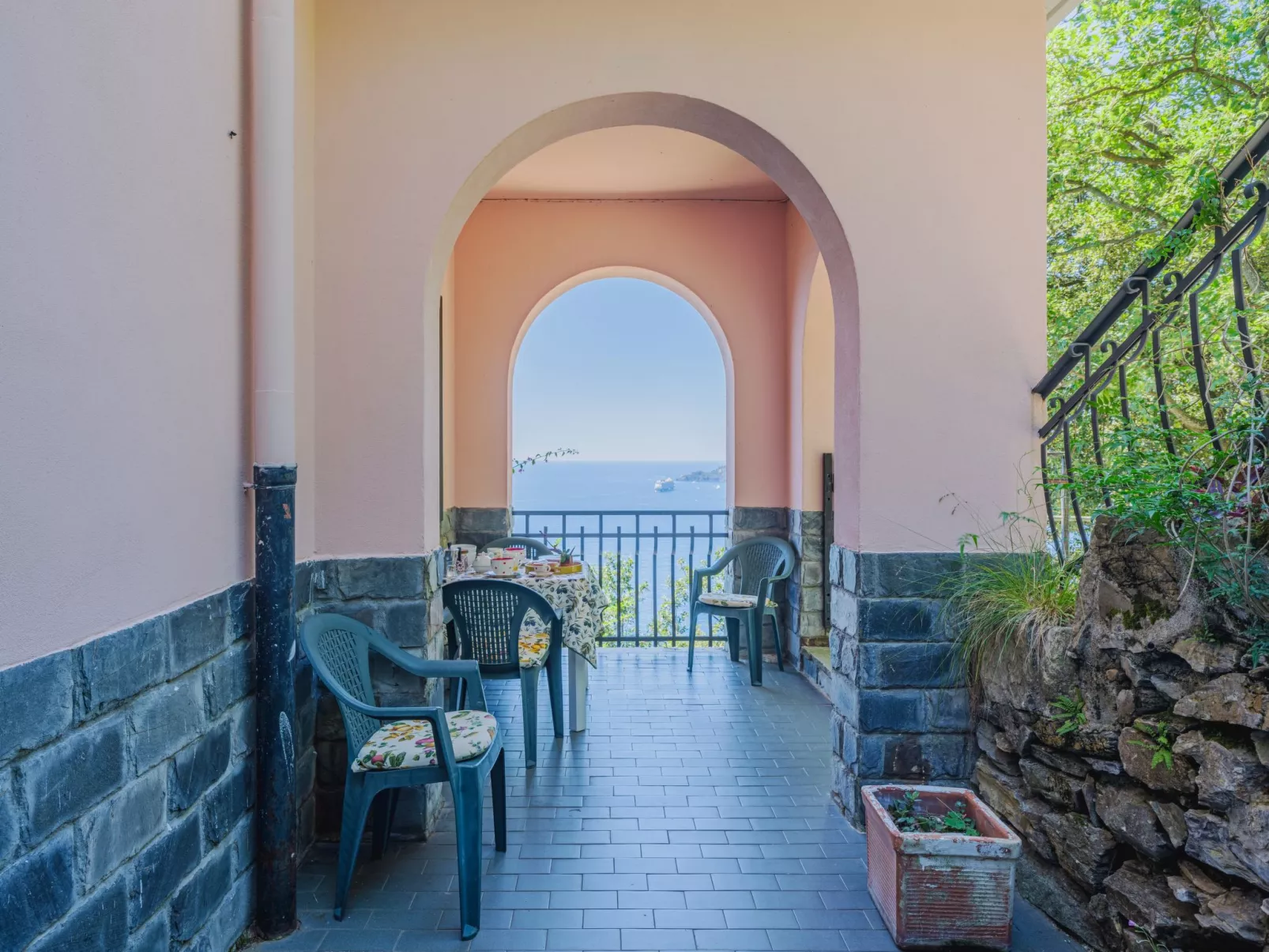 La Ginestra-Outside