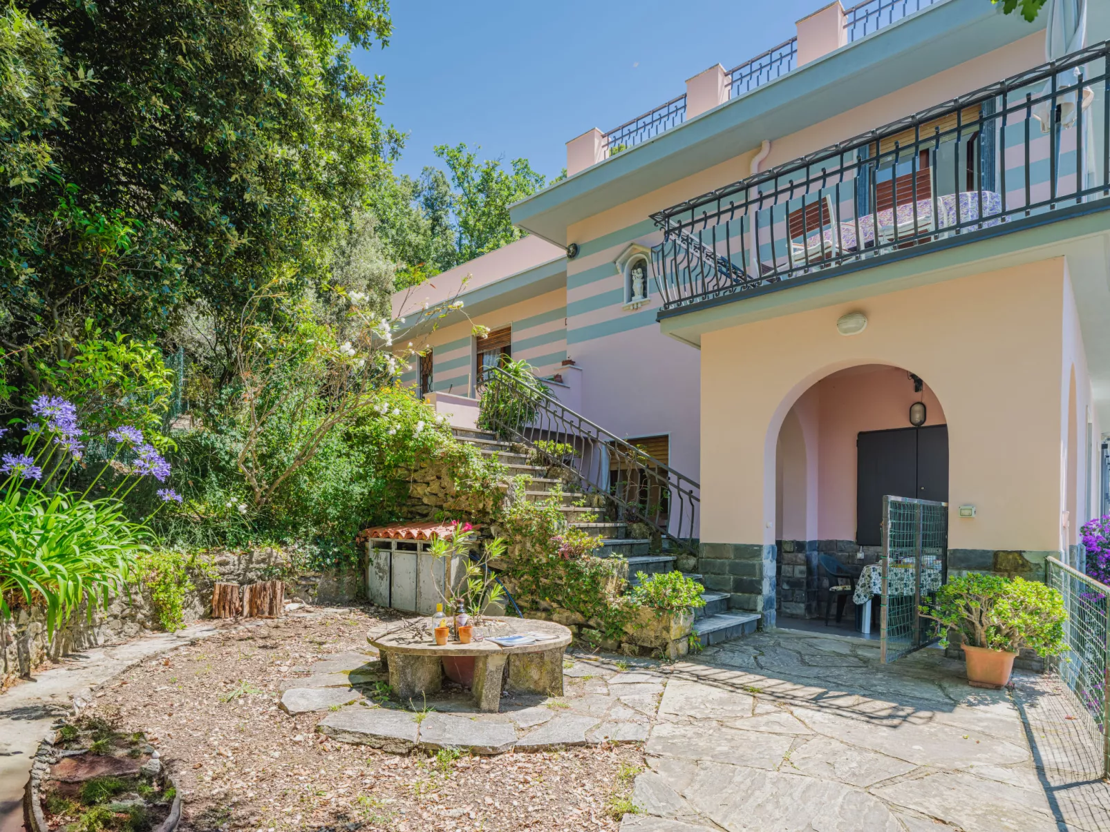 La Ginestra-Outside