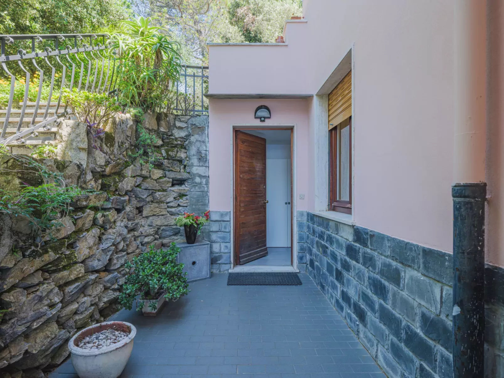La Ginestra-Outside