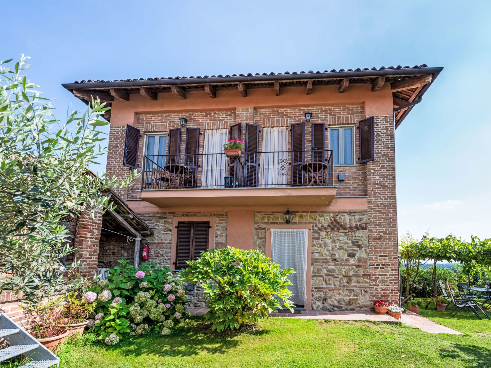 Bricco dei Ciliegi-Outside