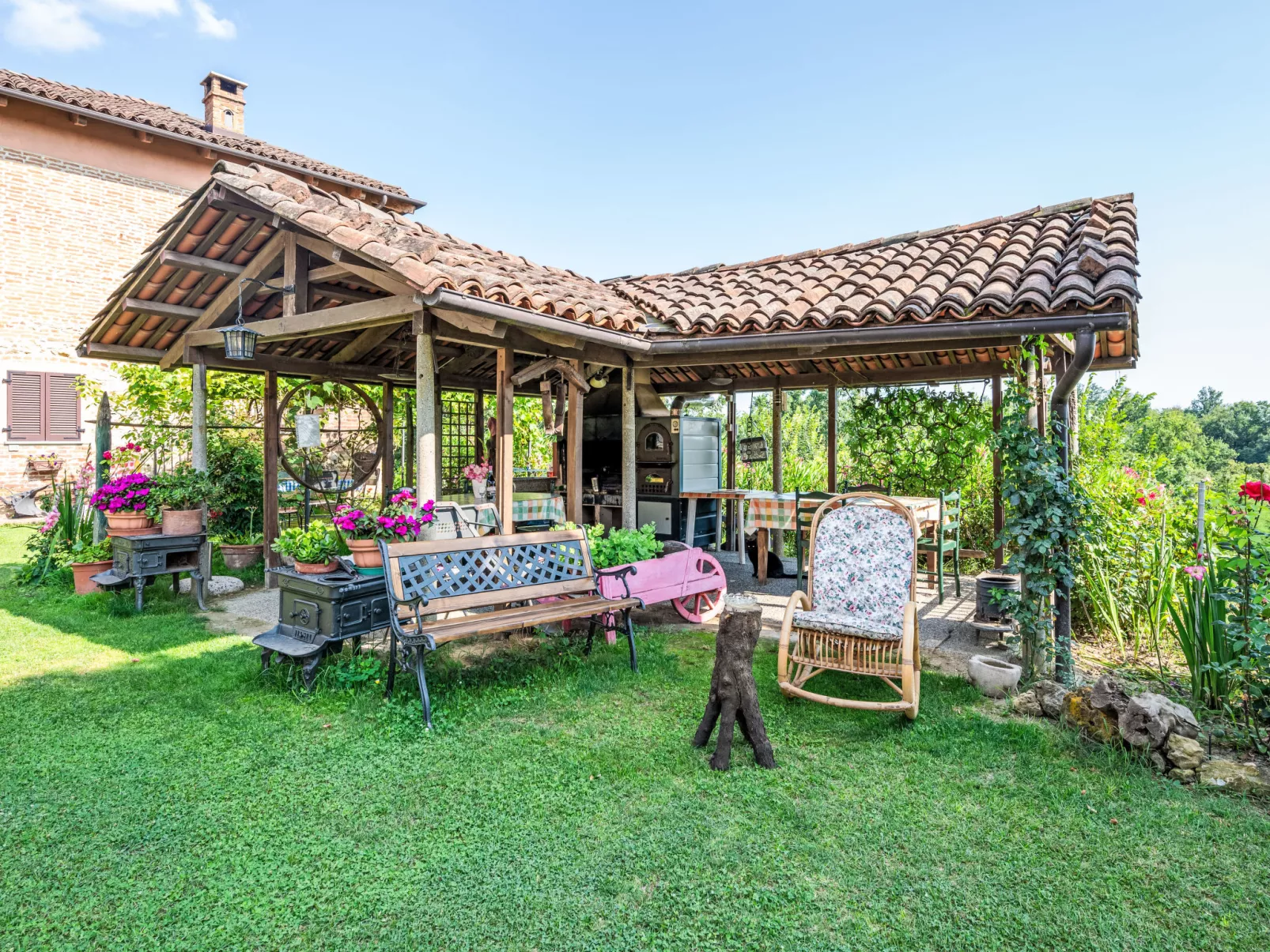 Bricco dei Ciliegi-Outside