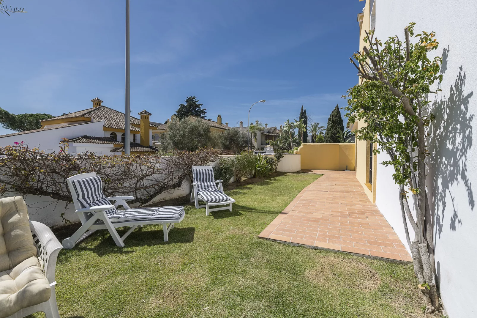 Los Jandalos-Exterior summer