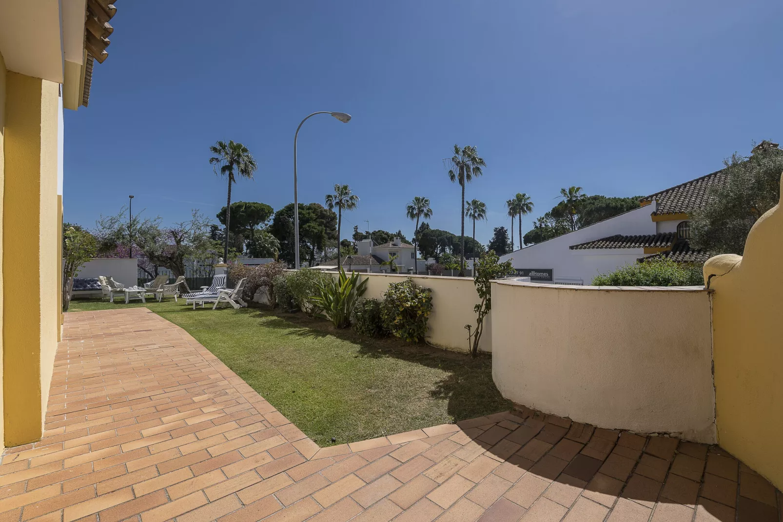 Los Jandalos-Exterior summer