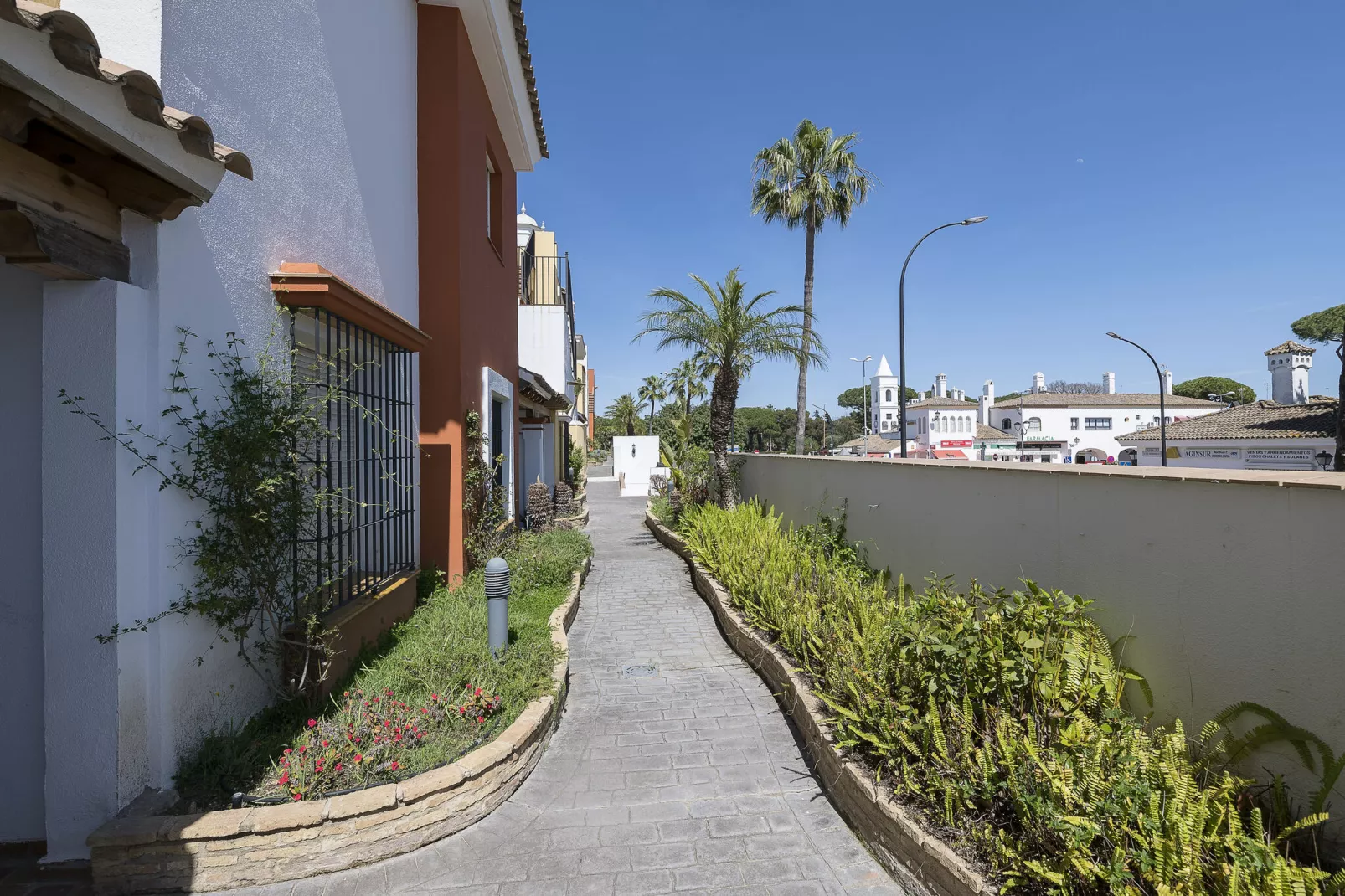 Los Jandalos-Exterior summer