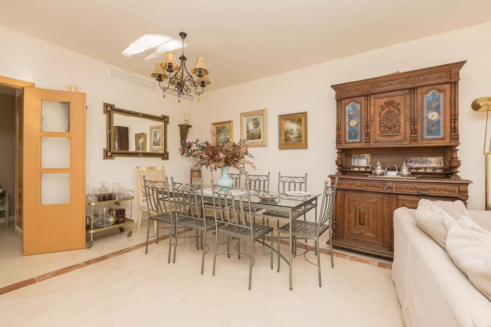 Spikes-Dining room