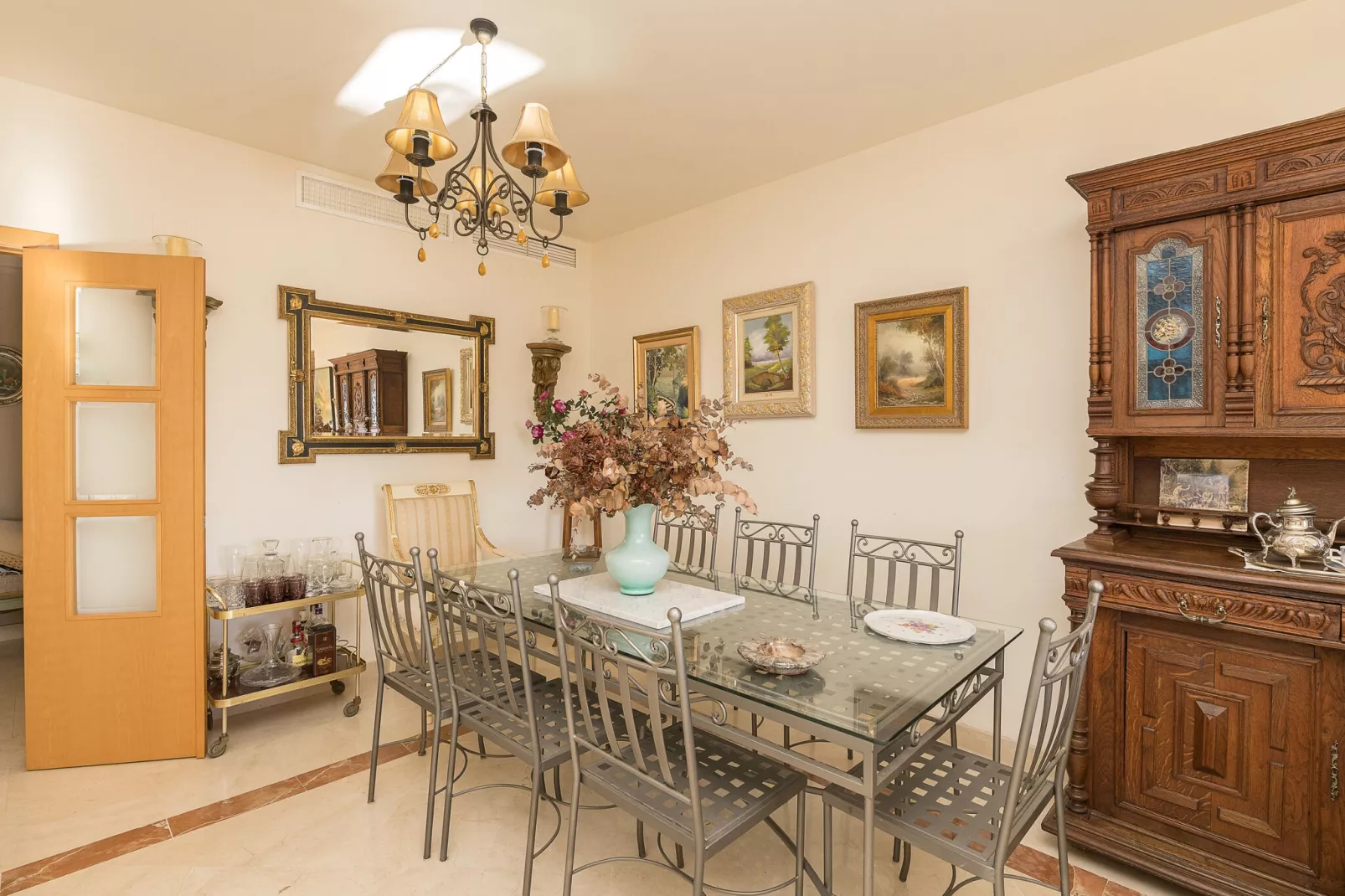 Spikes-Dining room