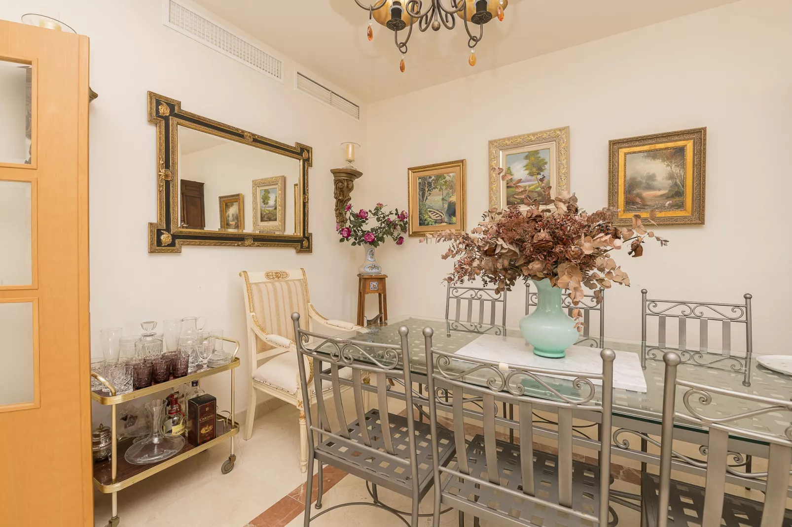 Spikes-Dining room