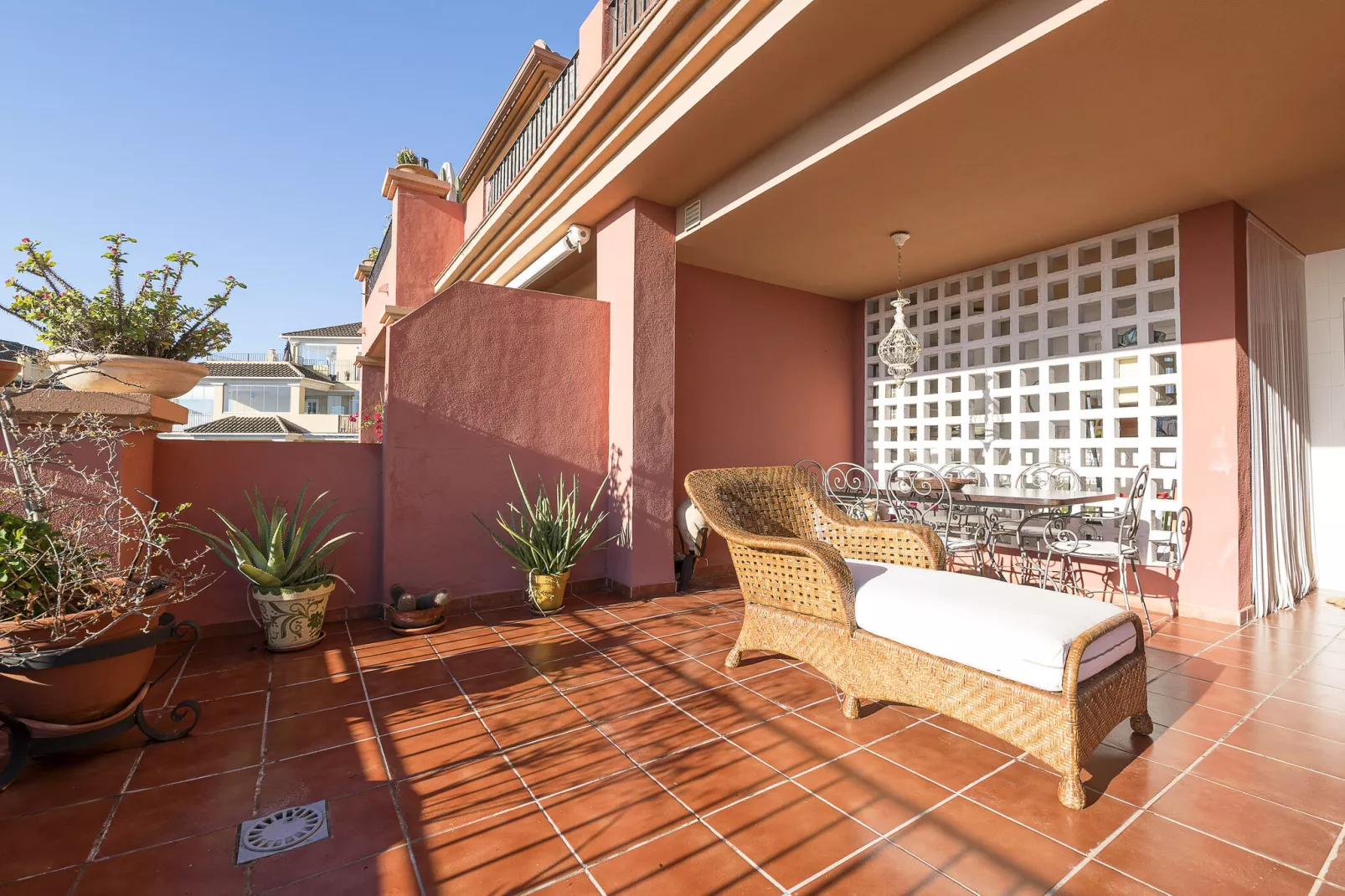 Spikes-Terrace balcony