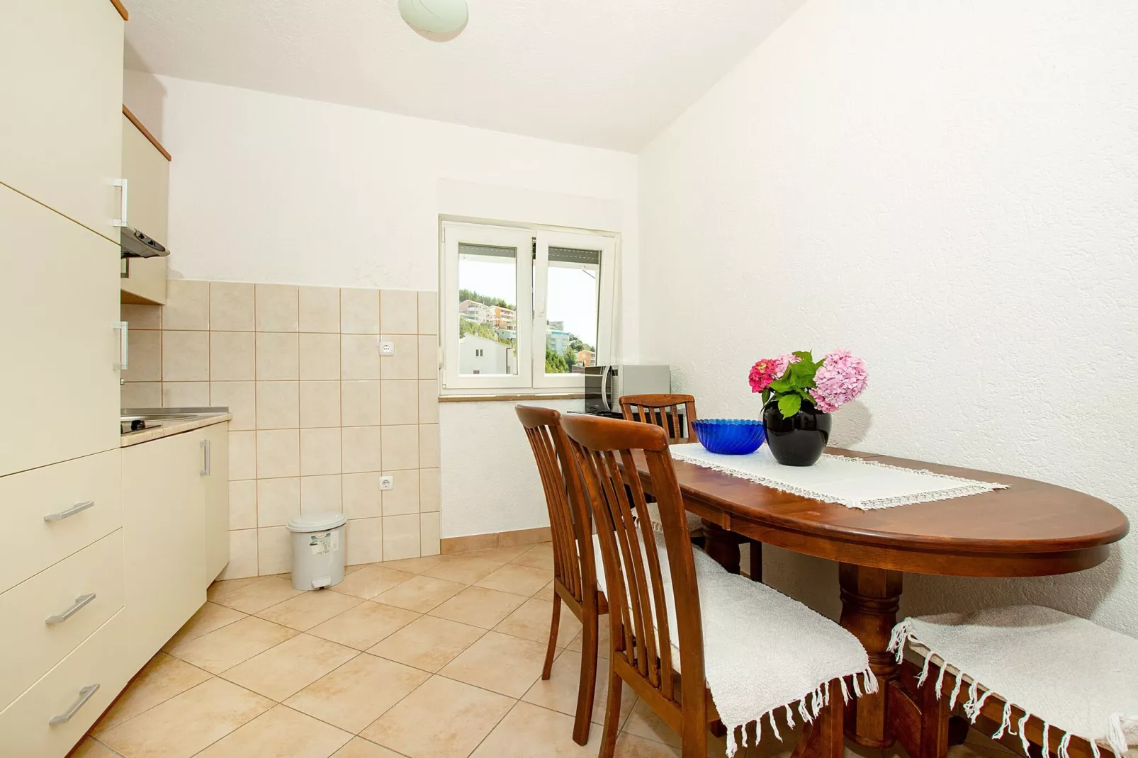 Shared pool apartment David- second floor-Dining room