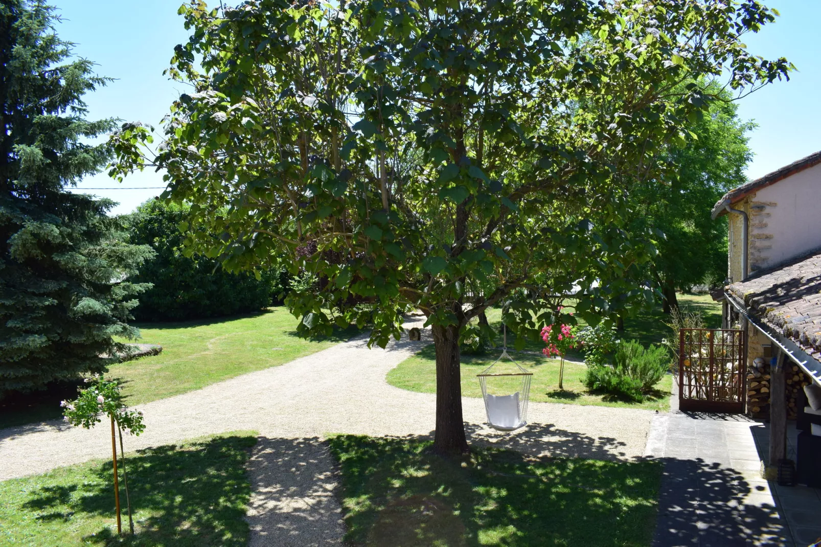 Le Mas de la Dive-Gardens summer