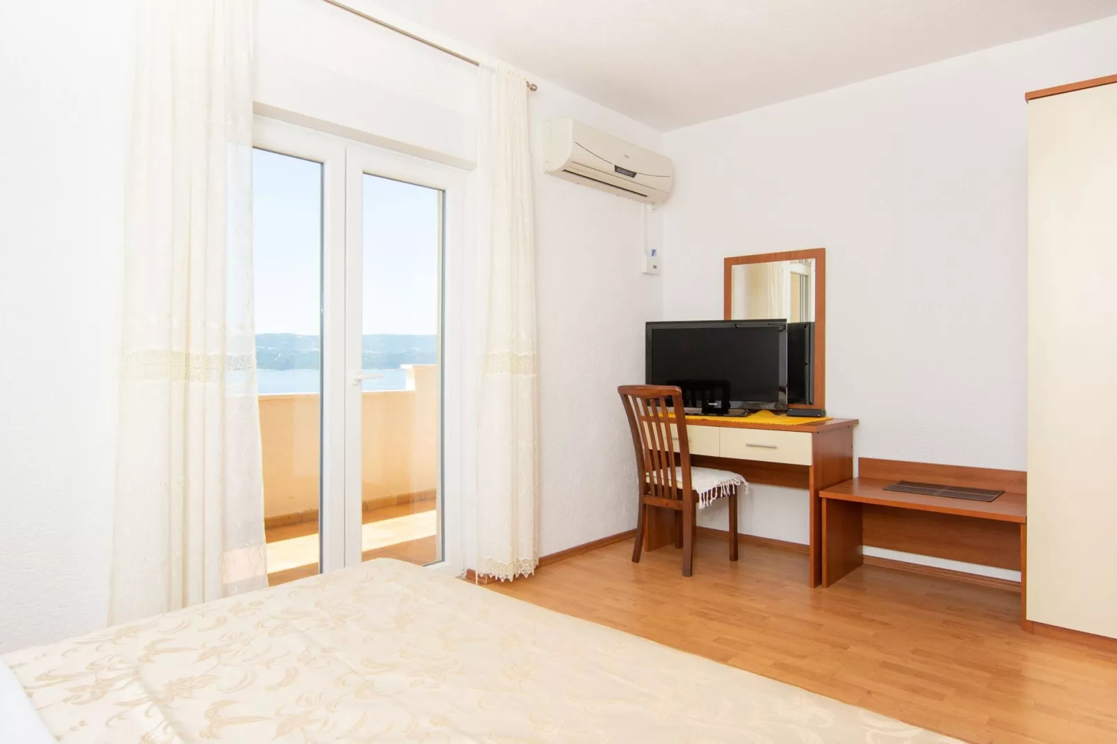 Shared pool apartment David- second floor-Bedroom