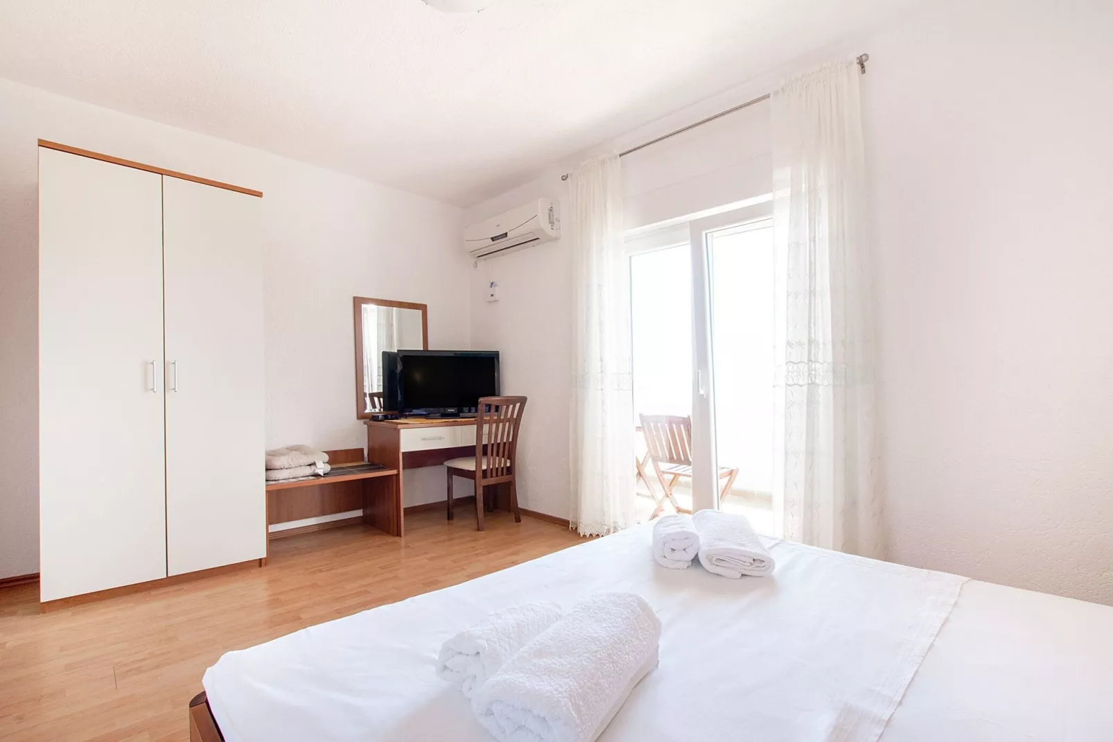 Shared pool apartment David- second floor-Bedroom
