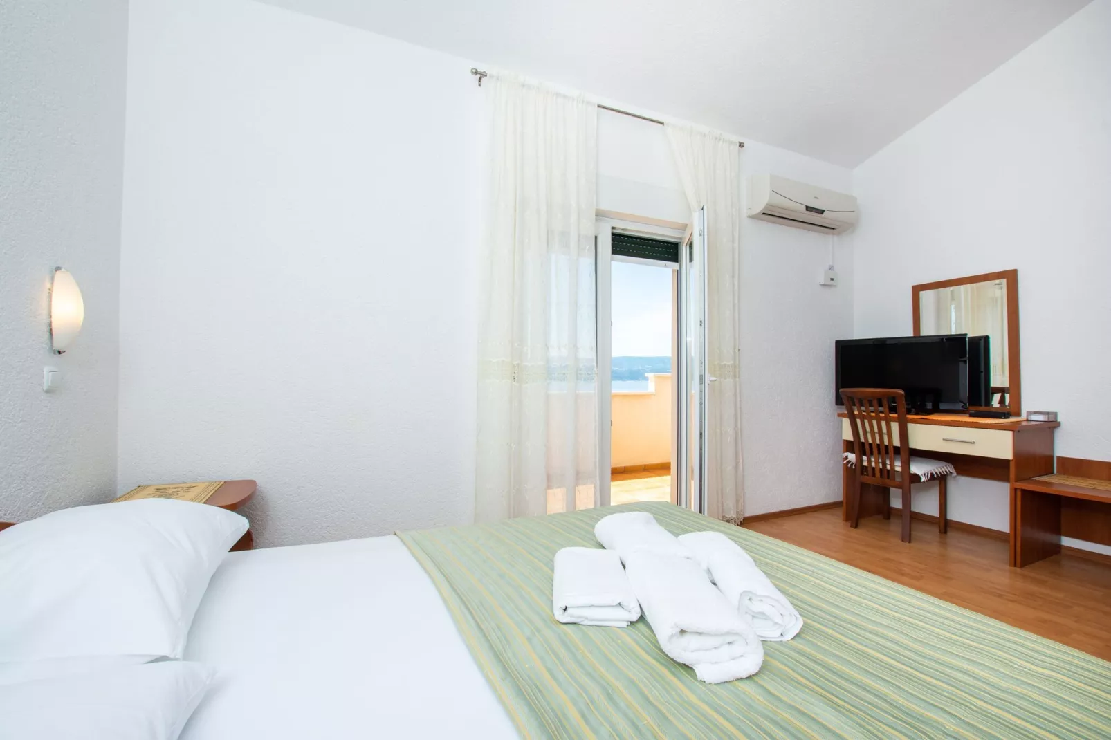 Shared pool apartment David- second floor-Bedroom